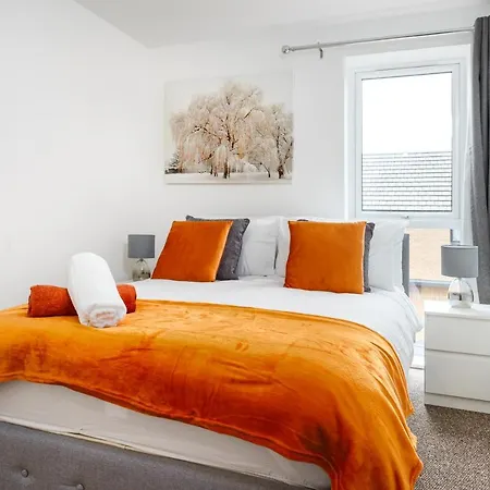 Fortified Luxury With Balcony And Free Parking Apartment Bristol