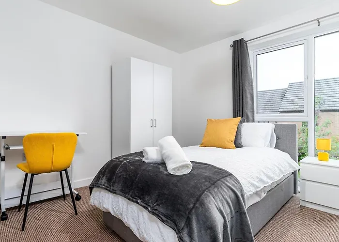 Fortified Luxury With Balcony And Free Parking Bristol