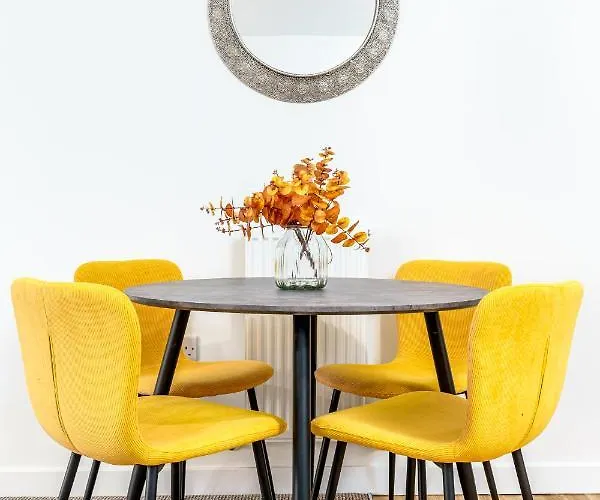 Fortified Luxury With Balcony And Free Parking Apartment Bristol