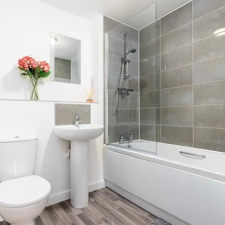 Fortified Luxury With Balcony And Free Parking Διαμέρισμα