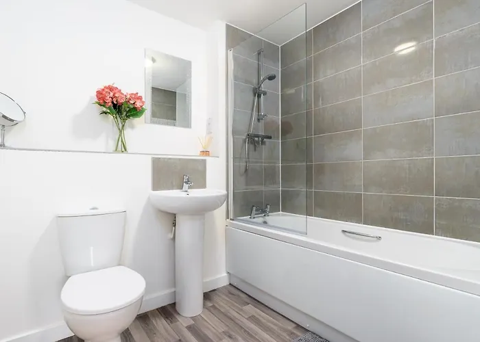 Fortified Luxury With Balcony And Free Parking Апартаменты