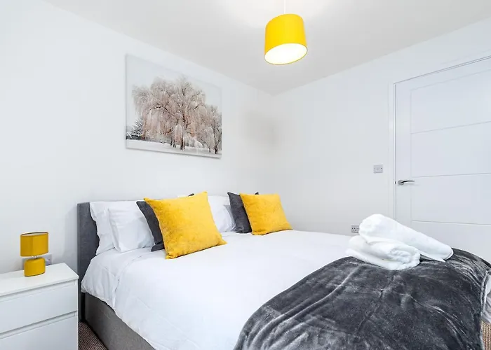 Fortified Luxury With Balcony And Free Parking * Бристоль